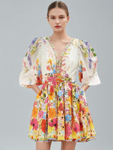 Robe courte imprimée à manches bouffantes et col en V